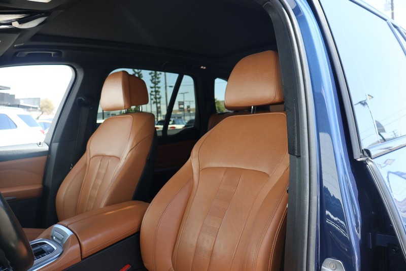 BMW X5 Vehicle Full-screen Gallery Image 17