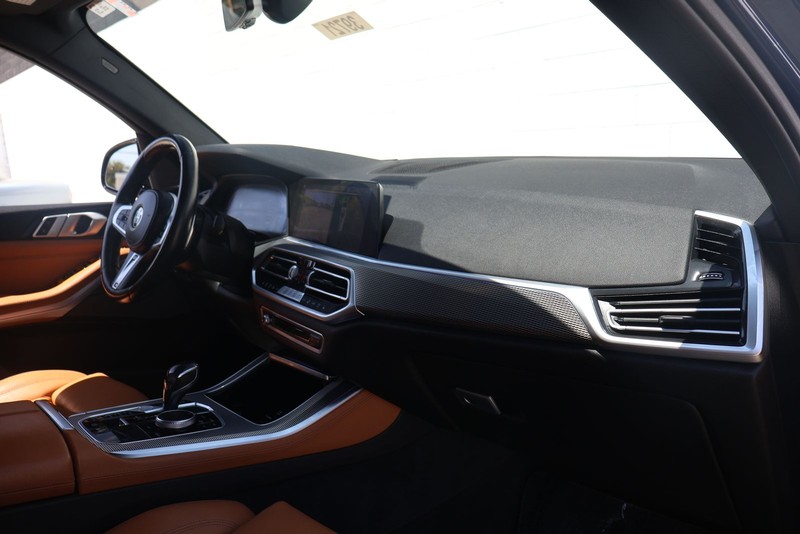 BMW X5 Vehicle Full-screen Gallery Image 18