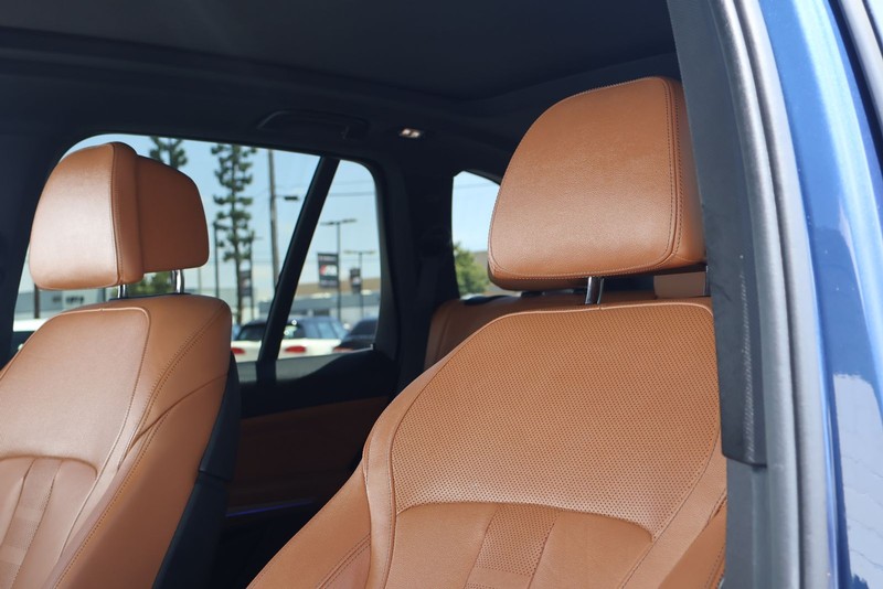 BMW X5 Vehicle Full-screen Gallery Image 19