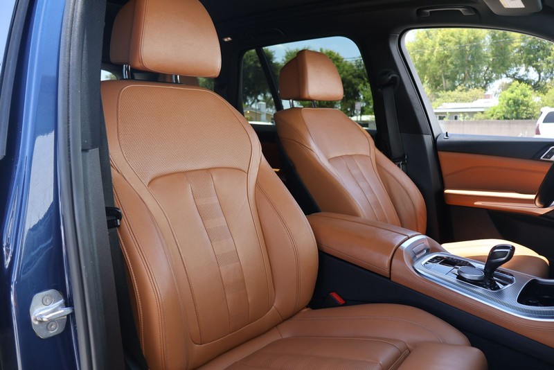 BMW X5 Vehicle Full-screen Gallery Image 20