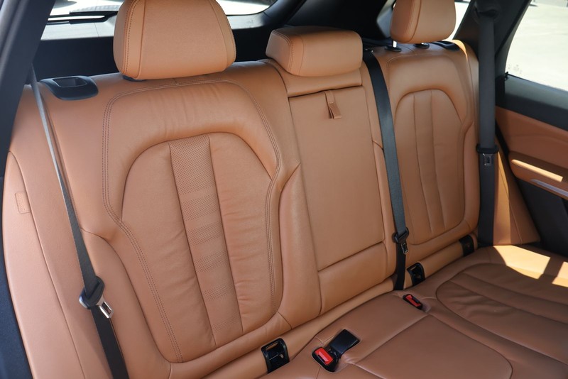 BMW X5 Vehicle Full-screen Gallery Image 21