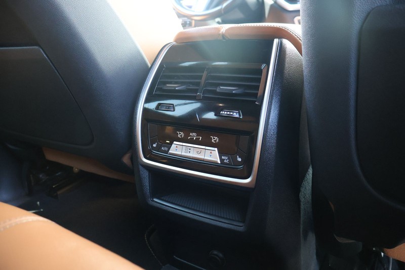 BMW X5 Vehicle Full-screen Gallery Image 22