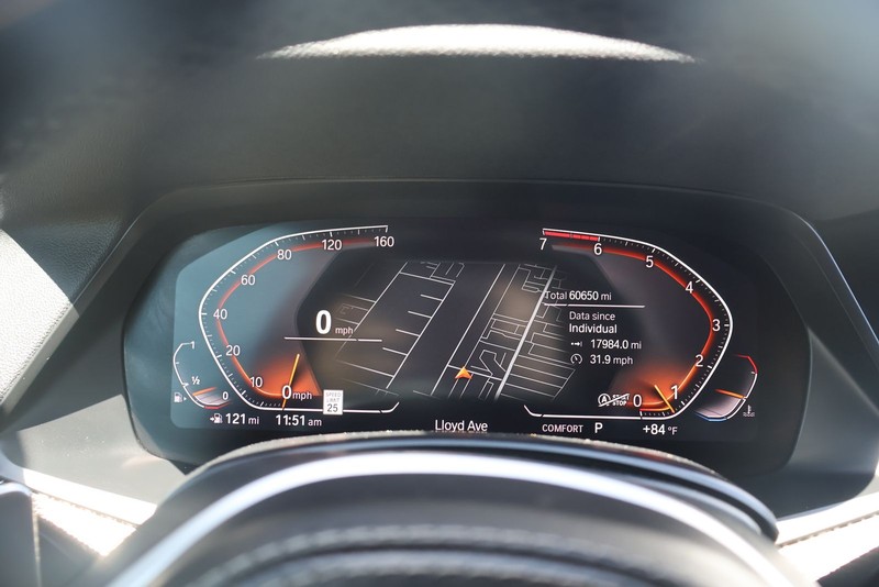 BMW X5 Vehicle Full-screen Gallery Image 24