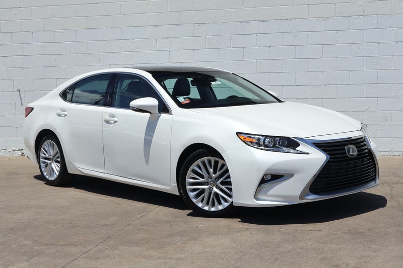 Lexus ES Vehicle Full-screen Gallery Image 01