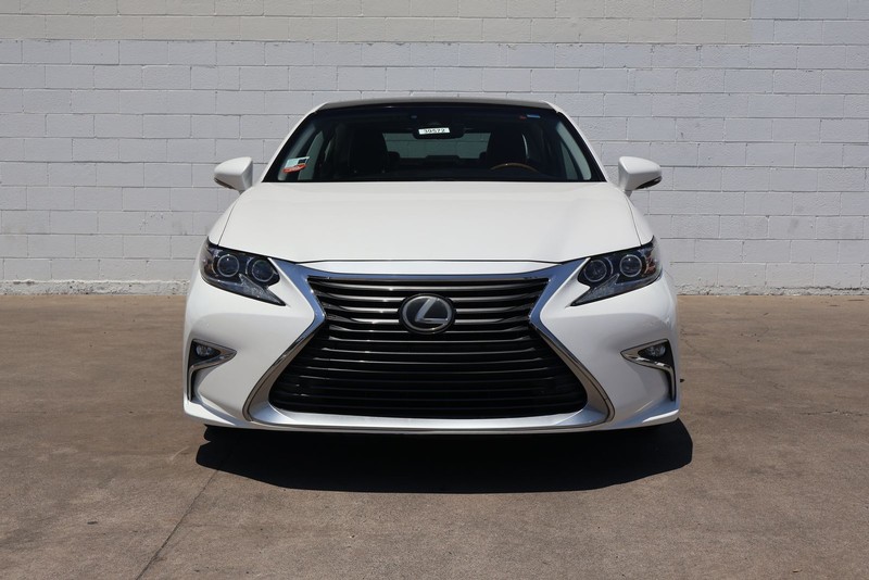 Lexus ES Vehicle Full-screen Gallery Image 02