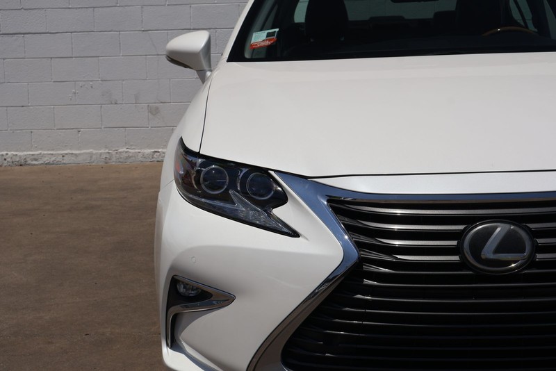 Lexus ES Vehicle Full-screen Gallery Image 03