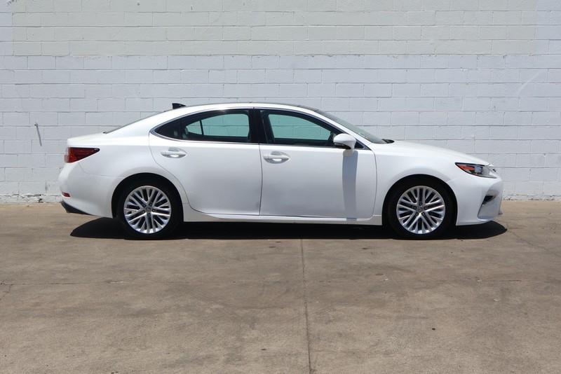 Lexus ES Vehicle Full-screen Gallery Image 04