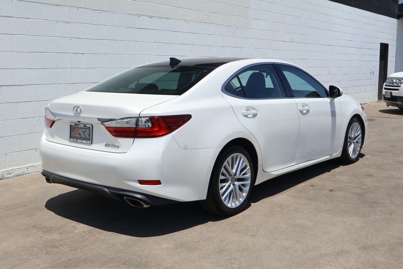 Lexus ES Vehicle Full-screen Gallery Image 05
