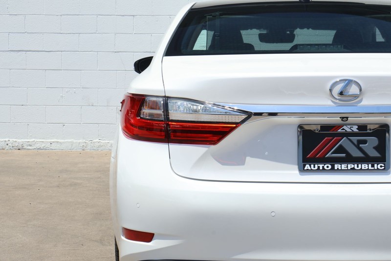 Lexus ES Vehicle Full-screen Gallery Image 07