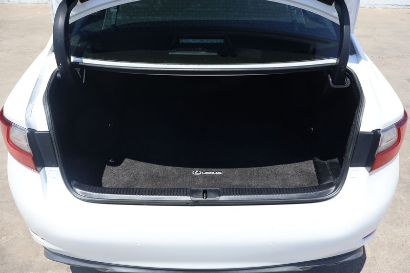 Lexus ES Vehicle Full-screen Gallery Image 08