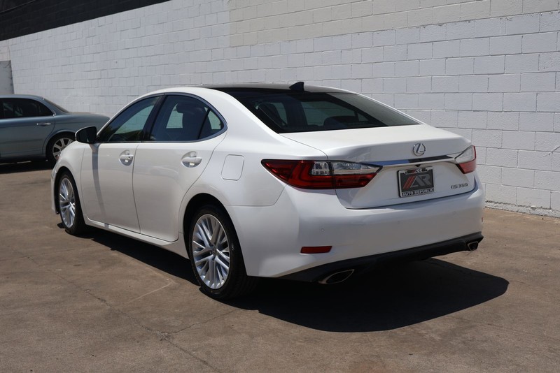 Lexus ES Vehicle Full-screen Gallery Image 09