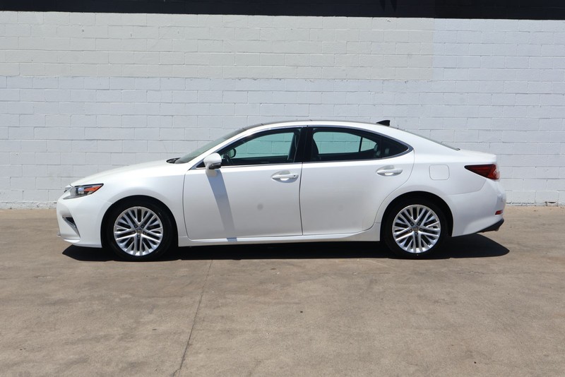 Lexus ES Vehicle Full-screen Gallery Image 10