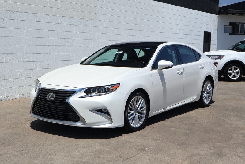 Lexus ES Vehicle Full-screen Gallery Image 11