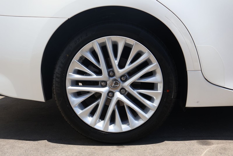 Lexus ES Vehicle Full-screen Gallery Image 13