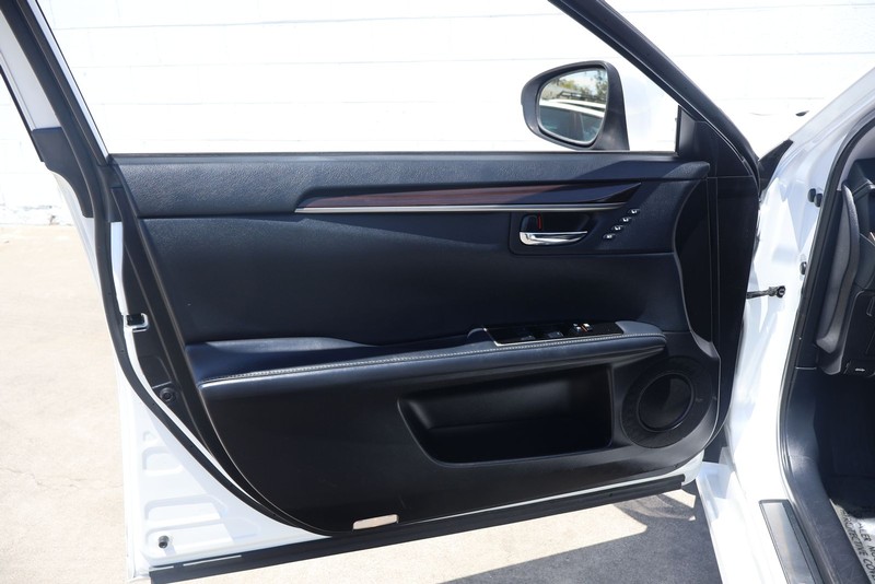 Lexus ES Vehicle Full-screen Gallery Image 14