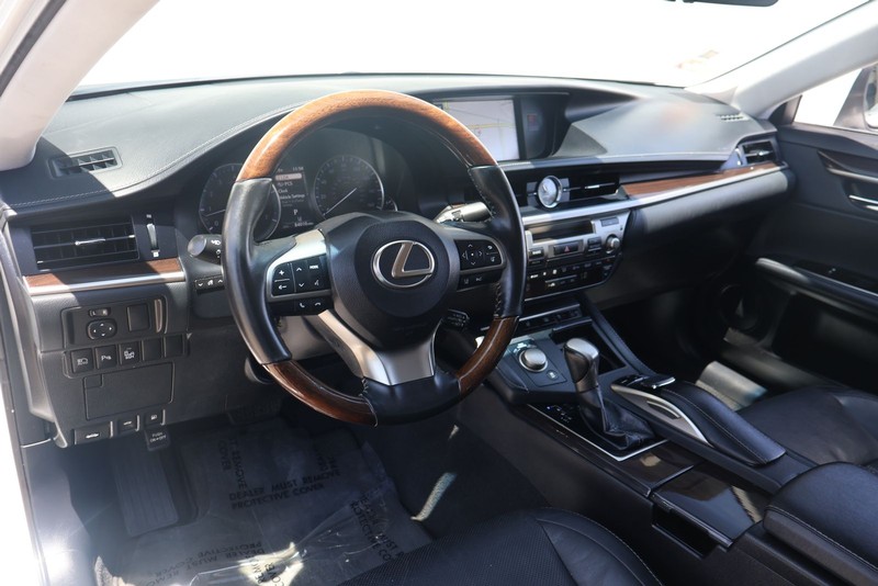 Lexus ES Vehicle Full-screen Gallery Image 15