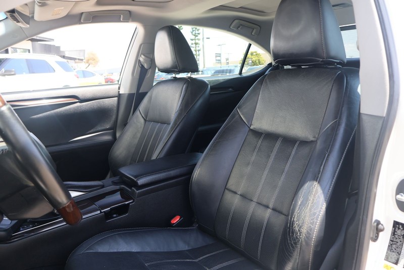 Lexus ES Vehicle Full-screen Gallery Image 16