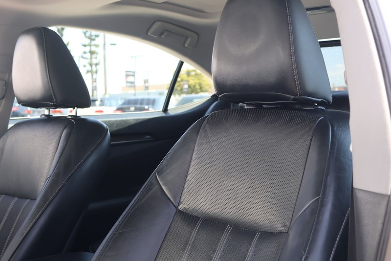 Lexus ES Vehicle Full-screen Gallery Image 17