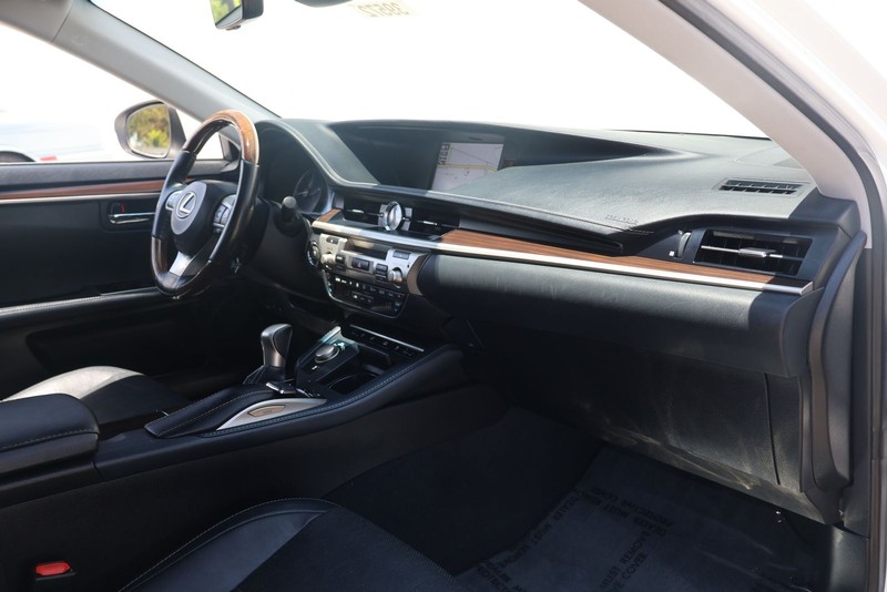 Lexus ES Vehicle Full-screen Gallery Image 18