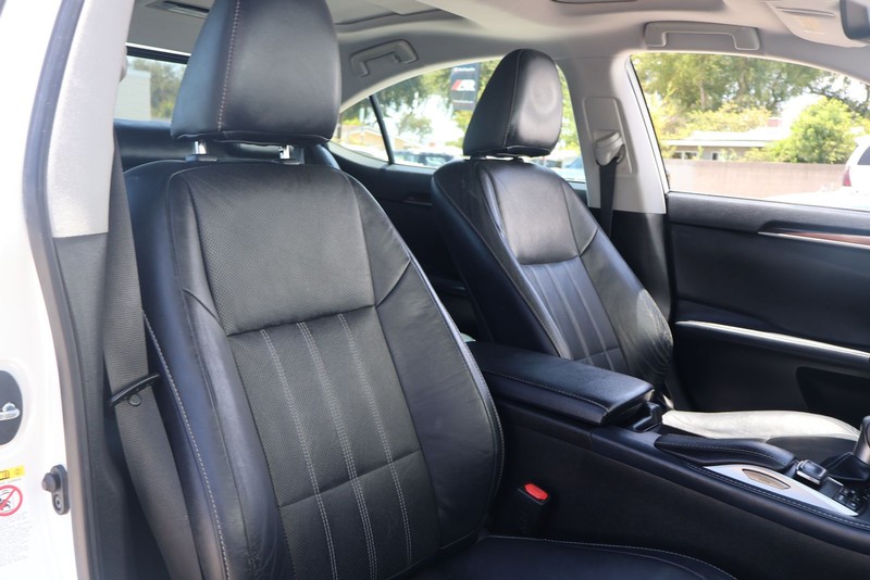 Lexus ES Vehicle Full-screen Gallery Image 19