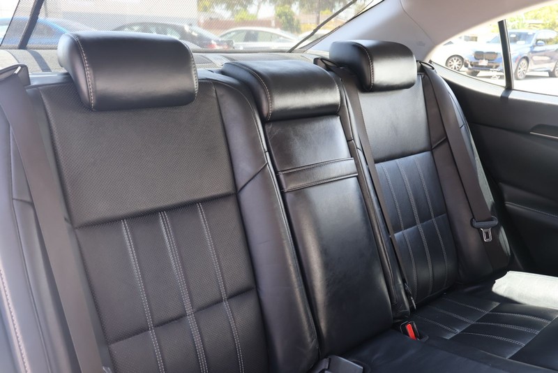 Lexus ES Vehicle Full-screen Gallery Image 20