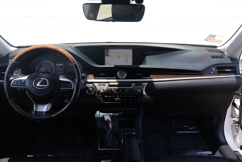 Lexus ES Vehicle Full-screen Gallery Image 21