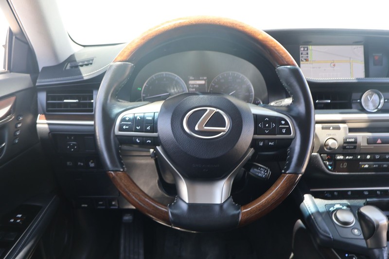 Lexus ES Vehicle Full-screen Gallery Image 23