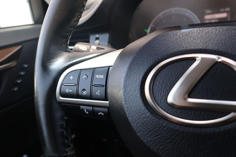 Lexus ES Vehicle Full-screen Gallery Image 24