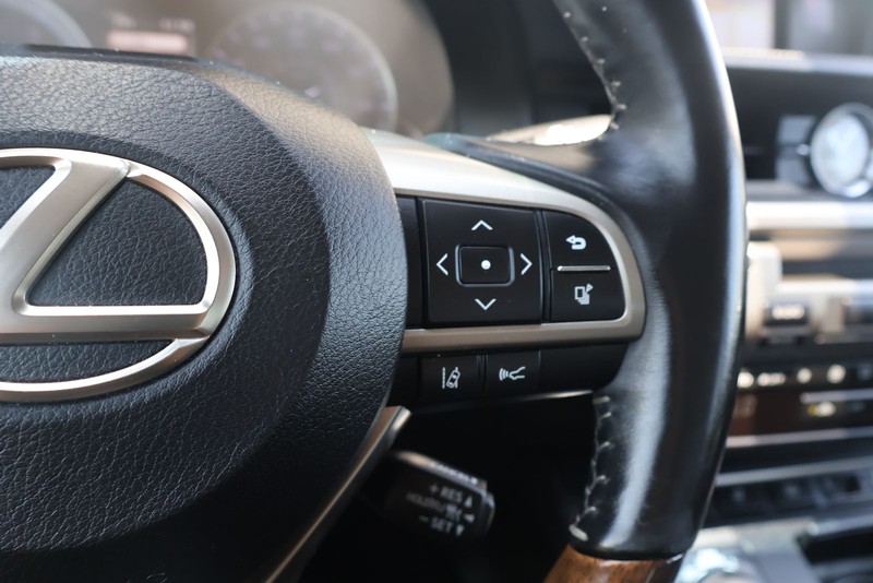 Lexus ES Vehicle Full-screen Gallery Image 25