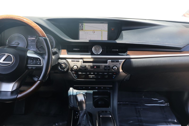 Lexus ES Vehicle Full-screen Gallery Image 26