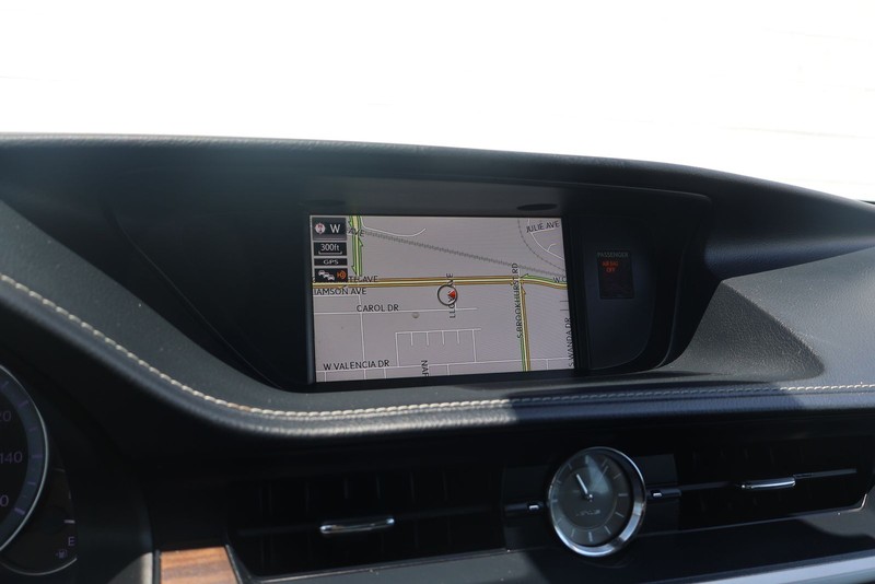 Lexus ES Vehicle Full-screen Gallery Image 27