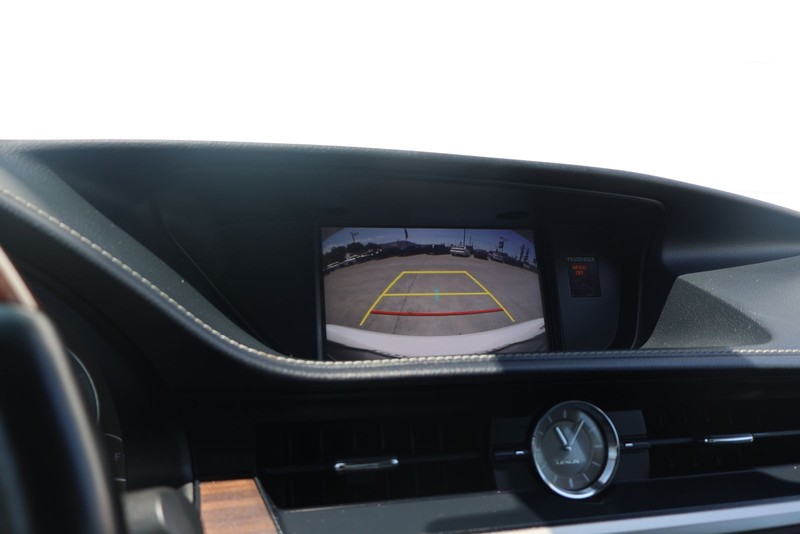 Lexus ES Vehicle Full-screen Gallery Image 28