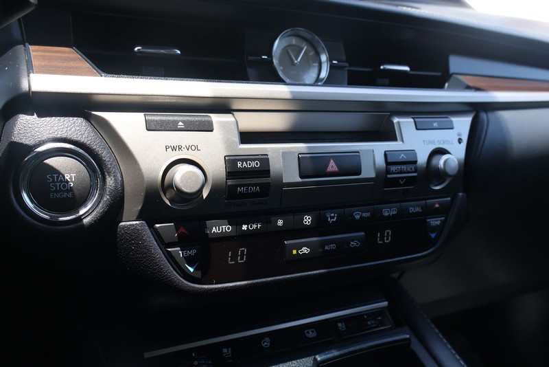 Lexus ES Vehicle Full-screen Gallery Image 29