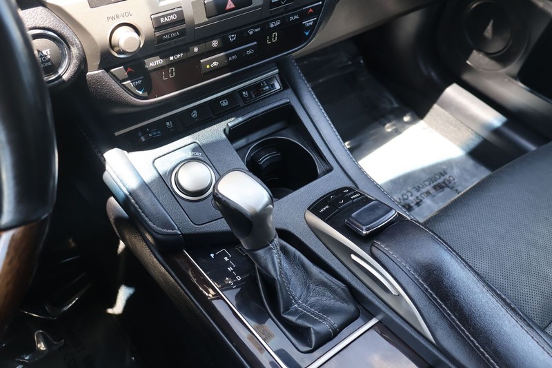 Lexus ES Vehicle Full-screen Gallery Image 30