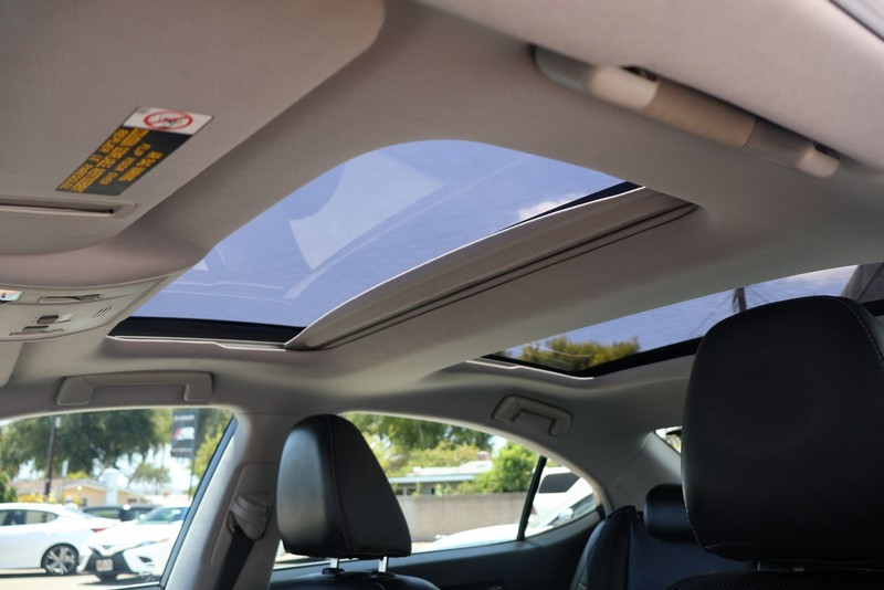 Lexus ES Vehicle Full-screen Gallery Image 32