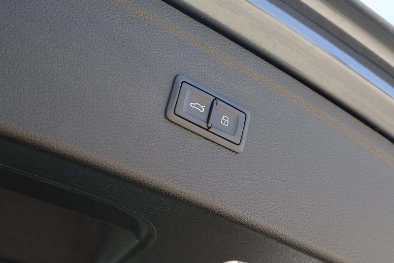 Audi Q5 Vehicle Full-screen Gallery Image 09