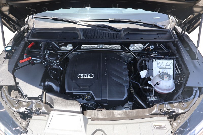 Audi Q5 Vehicle Full-screen Gallery Image 13