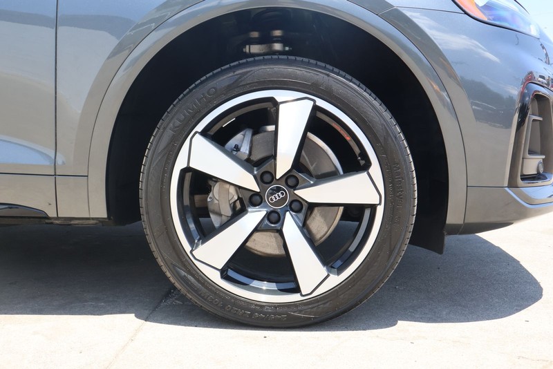 Audi Q5 Vehicle Full-screen Gallery Image 14