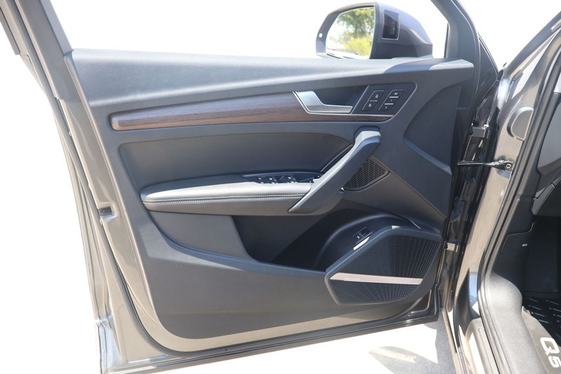 Audi Q5 Vehicle Full-screen Gallery Image 15