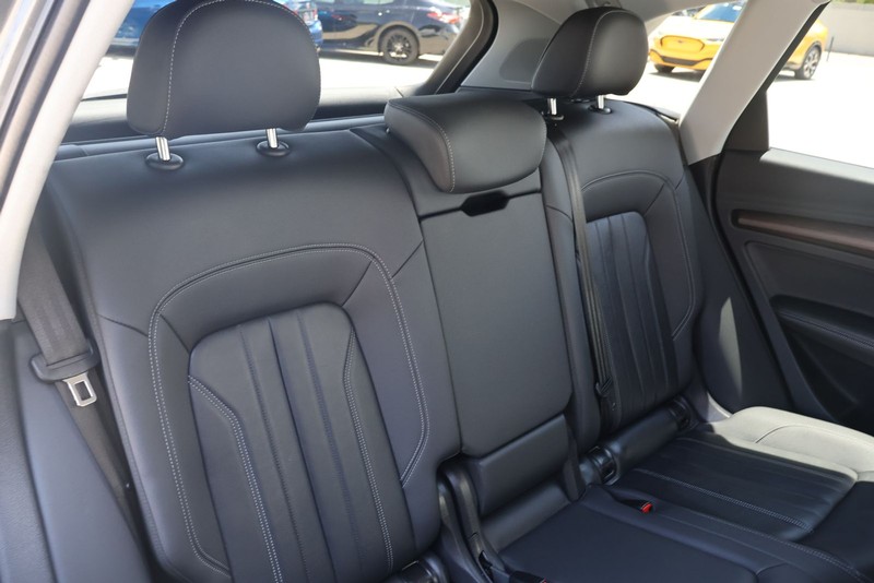 Audi Q5 Vehicle Full-screen Gallery Image 21