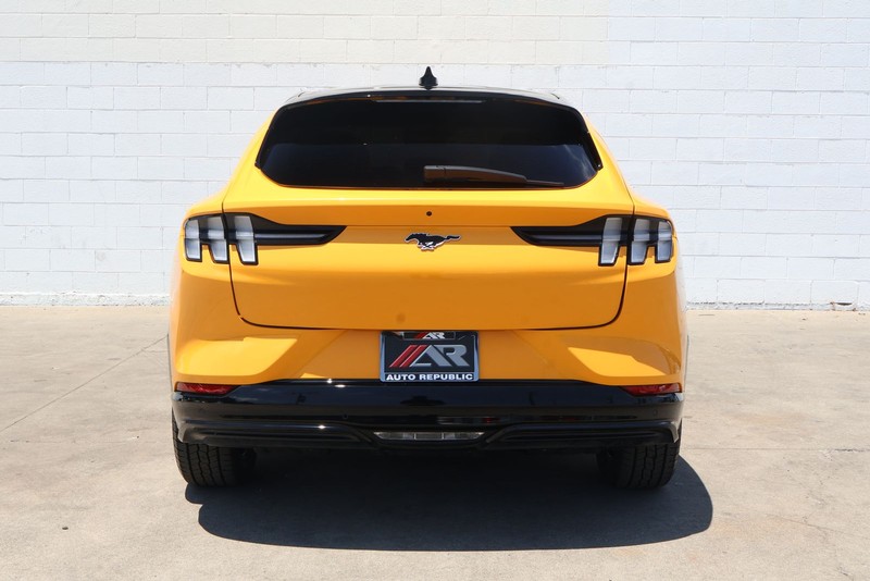 Ford Mustang Mach-E Vehicle Full-screen Gallery Image 06