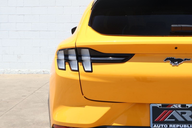 Ford Mustang Mach-E Vehicle Full-screen Gallery Image 07