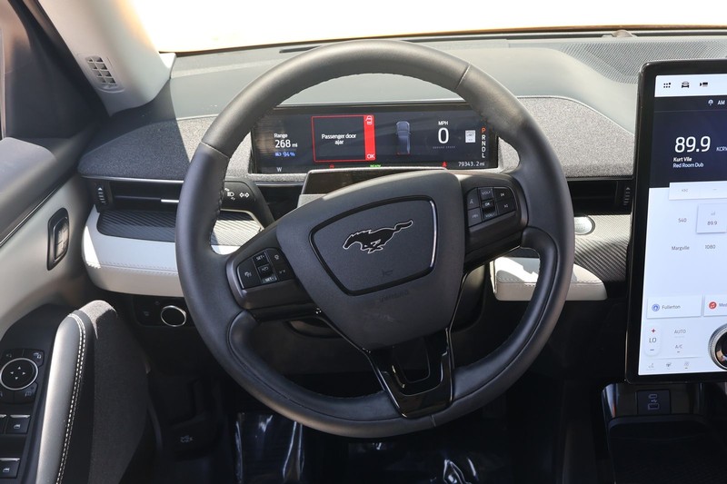 Ford Mustang Mach-E Vehicle Full-screen Gallery Image 23