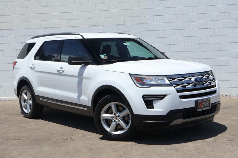 Ford Explorer Vehicle Full-screen Gallery Image 01