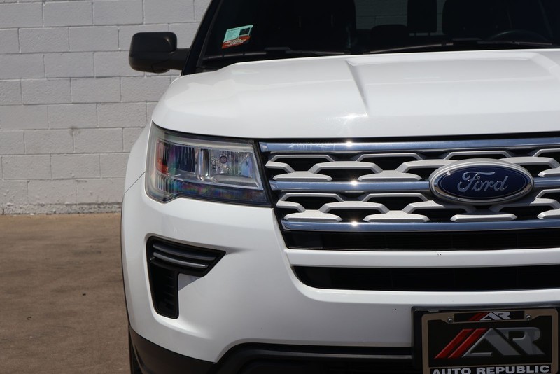 Ford Explorer Vehicle Full-screen Gallery Image 03