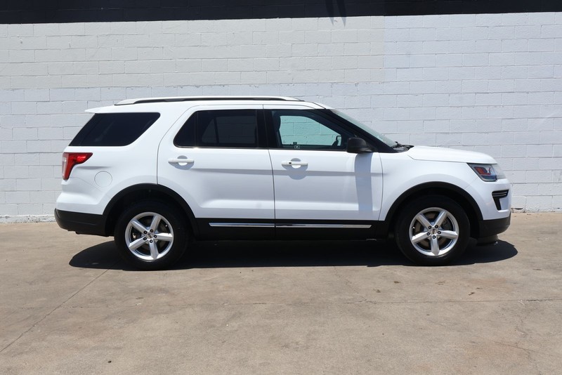Ford Explorer Vehicle Full-screen Gallery Image 04