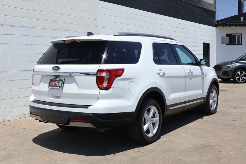Ford Explorer Vehicle Full-screen Gallery Image 05