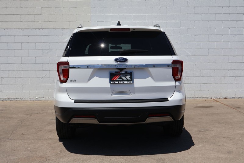 Ford Explorer Vehicle Full-screen Gallery Image 06