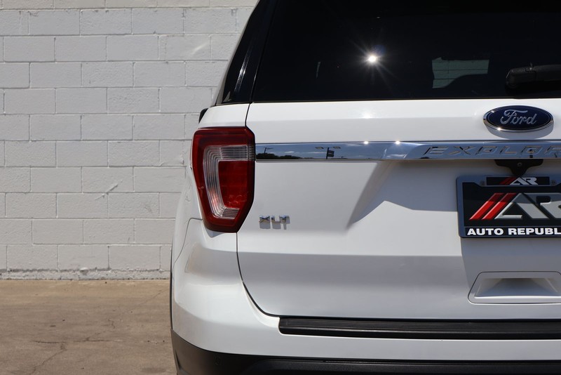 Ford Explorer Vehicle Full-screen Gallery Image 07