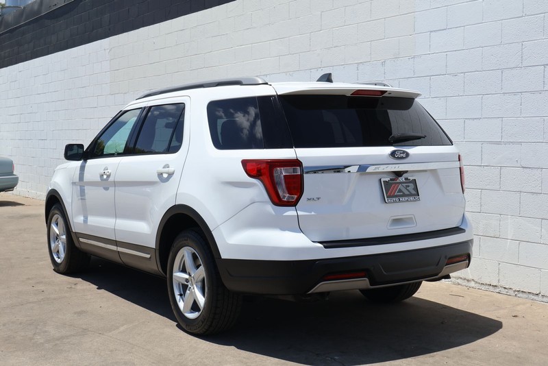 Ford Explorer Vehicle Full-screen Gallery Image 09